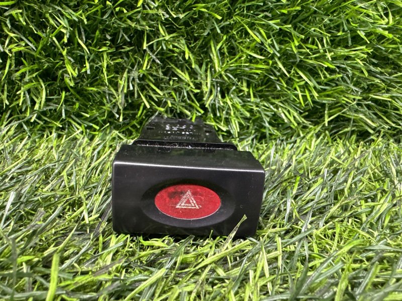 Кнопка аварийной сигнализации Nissan Elgrand ALWE50 VG33E 1998 (б/у)