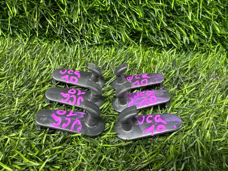 Крепление коврика Toyota Brevis JCG10 (б/у)