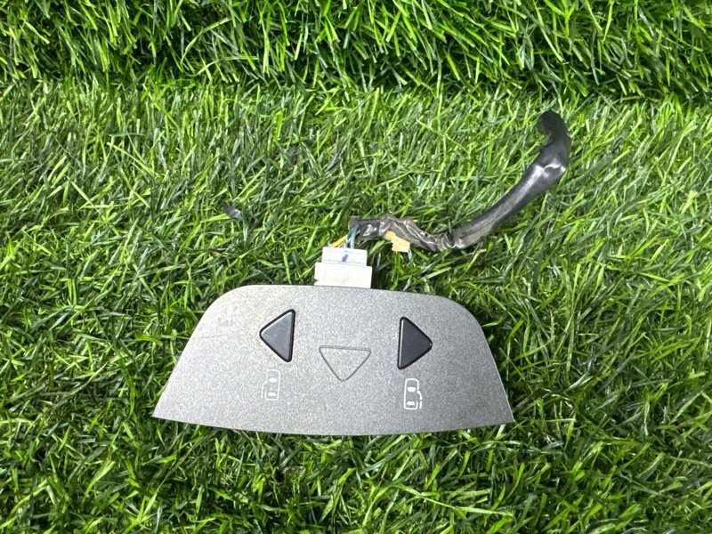 Кнопка управления дверями TOYOTA NOAH AZR60 задняя (б/у)