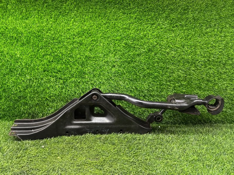 Крепление рычага Nissan Elgrand ALWE50 VG33E 1998 заднее (б/у)