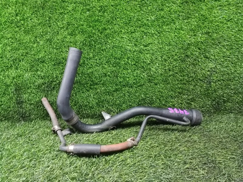 Горловина бензобака Toyota Grand Hiace KCH10 KCH10W KCH12 KCH16 KCH16W RCH11 RCH11W VCH10 VCH10W VCH16 VCH16W KCH46 KCH40 (б/у)