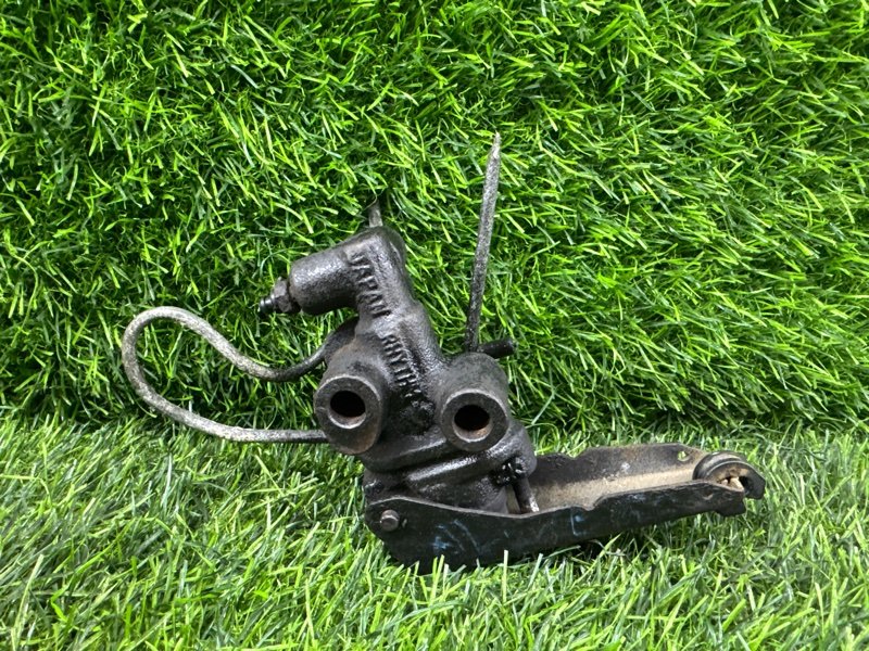 Тормозной распределитель Nissan Elgrand ALWE50 VG33E 1998 задний (б/у)