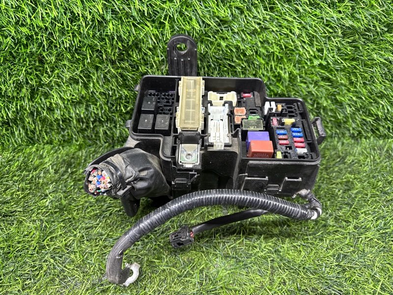 Блок предохранителей под капот Toyota Noah ZRR75 (б/у)