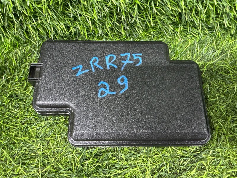 Крышка блока предохранителей Toyota Noah ZRR75 (б/у)