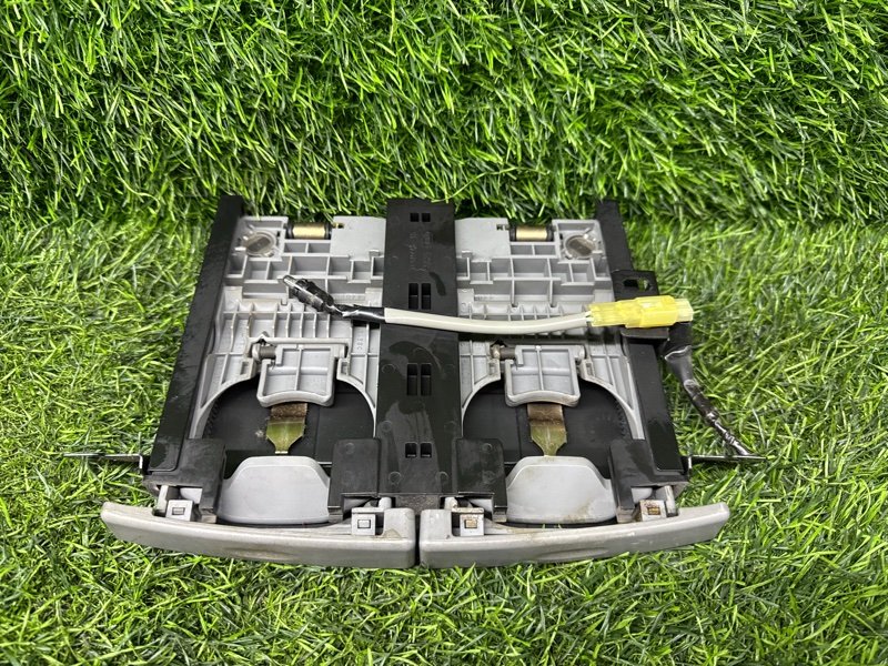 Подстаканник TOYOTA Noah AZR60 передний (б/у)