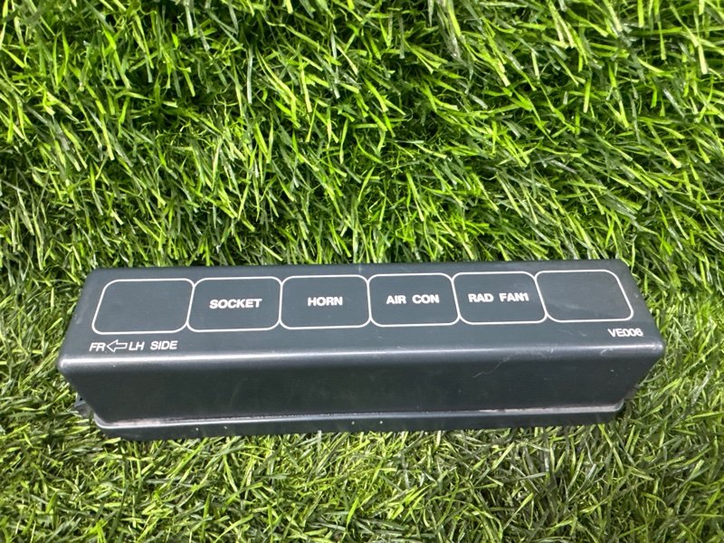 Крышка блока предохранителей Nissan ELGRAND ALWE50 VG33E 1998 (б/у)