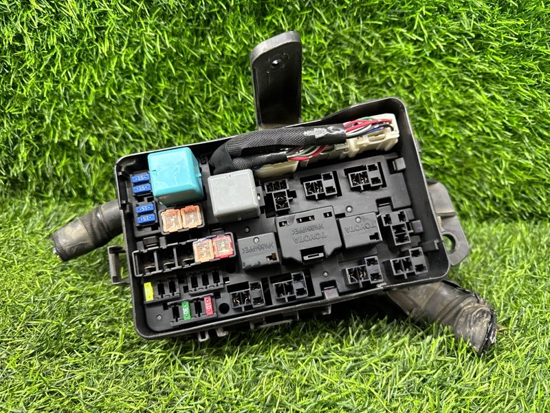 Блок предохранителей под капот Toyota Noah ZRR75 (б/у)