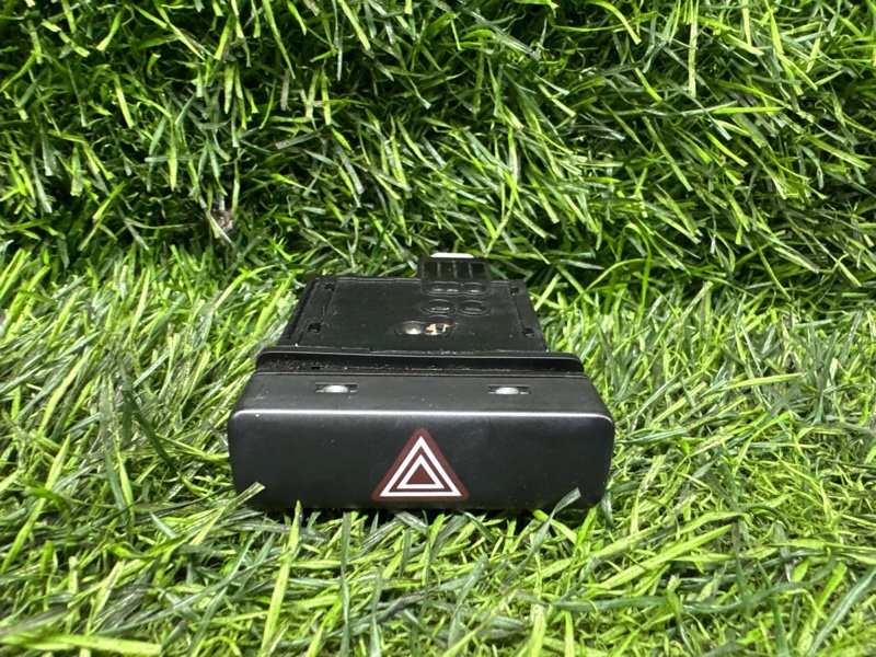 Кнопка аварийной сигнализации Suzuki Solio MA15S (б/у)