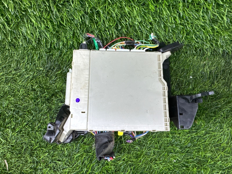 Блок предохранителей салона Toyota Noah ZRR75 (б/у)