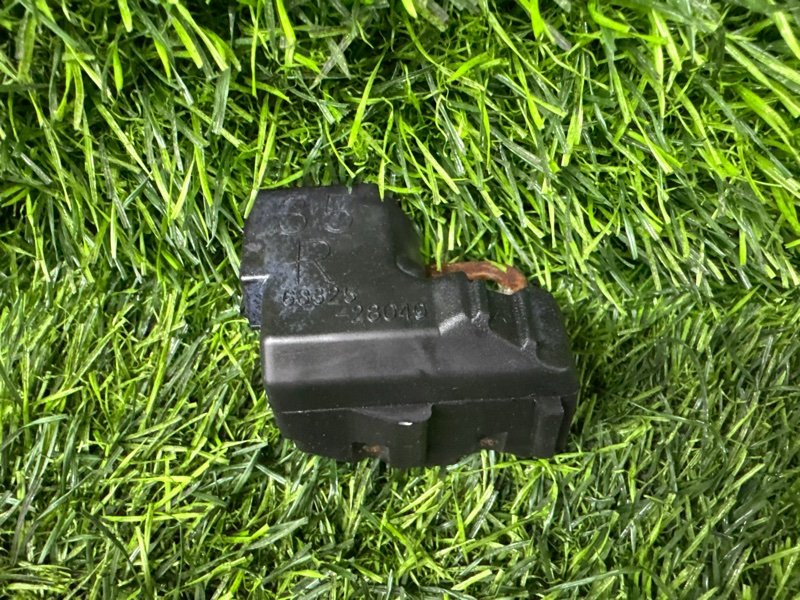 Отбойник двери Toyota Noah ZRR75 задний (б/у)