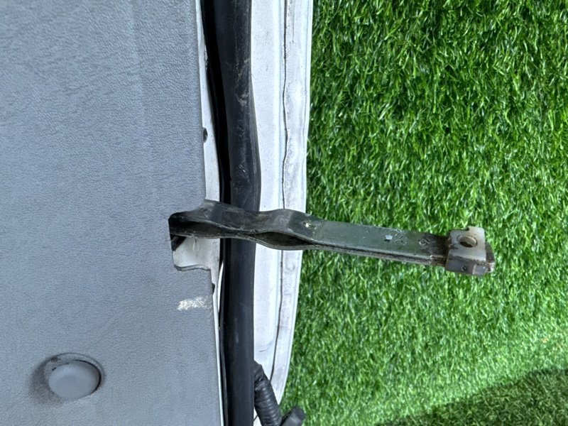 Ограничитель двери Mazda Bongo Friendee SGLR передний левый (б/у)