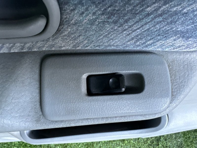 Кнопка стеклоподъемника Mazda Bongo Friendee SGLR передняя левая (б/у)