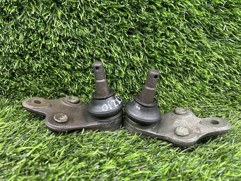 Шаровые опоры ПАРА лево/право TOYOTA RAUM EXZ10 переднее (б/у)