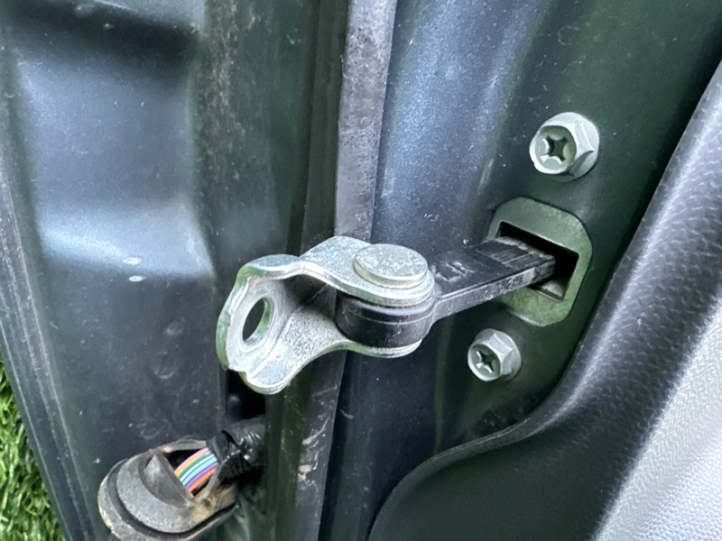 Ограничитель двери Suzuki Swift ZC11S передний правый (б/у)