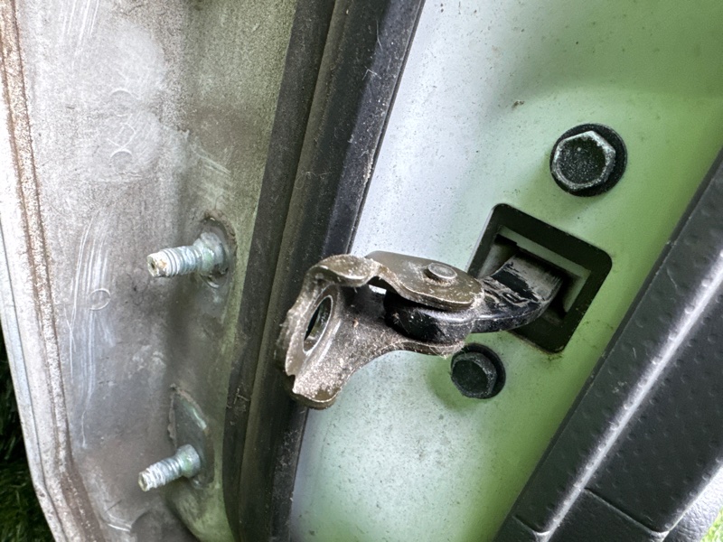 Ограничитель двери Nissan AD VAY12 задний правый (б/у)