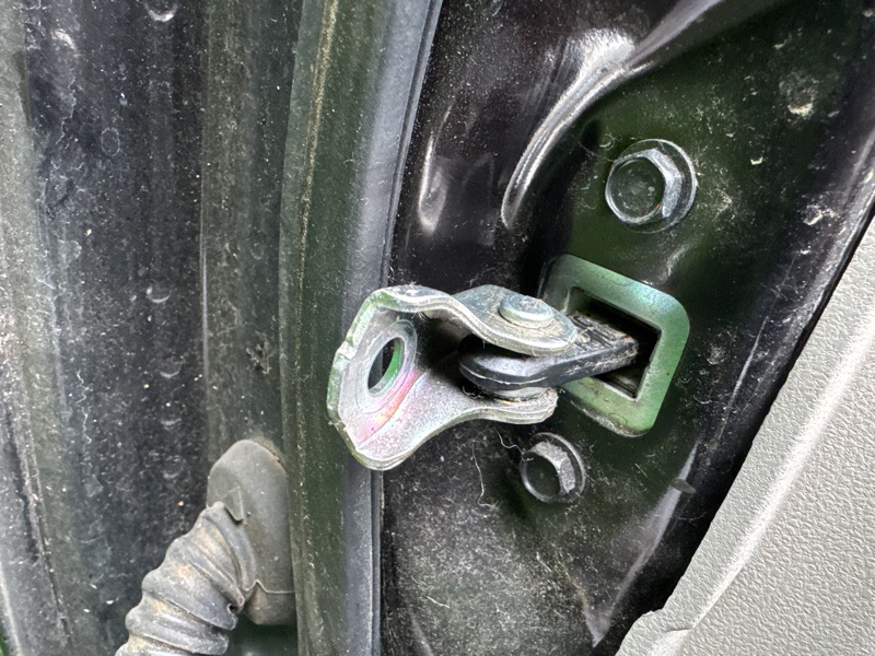 Ограничитель двери Nissan March NK13 передний правый (б/у)