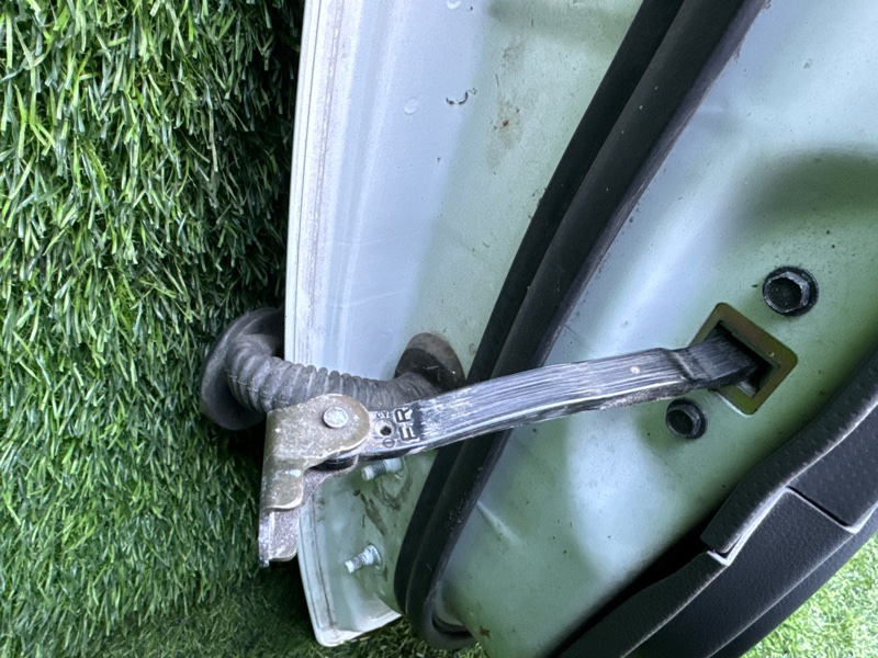 Ограничитель двери Nissan AD VAY12 передний правый (б/у)