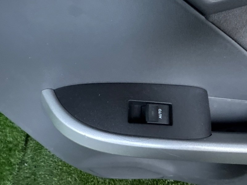 Кнопка стеклоподъемника TOYOTA PRIUS ZVW30 задняя правая (б/у)