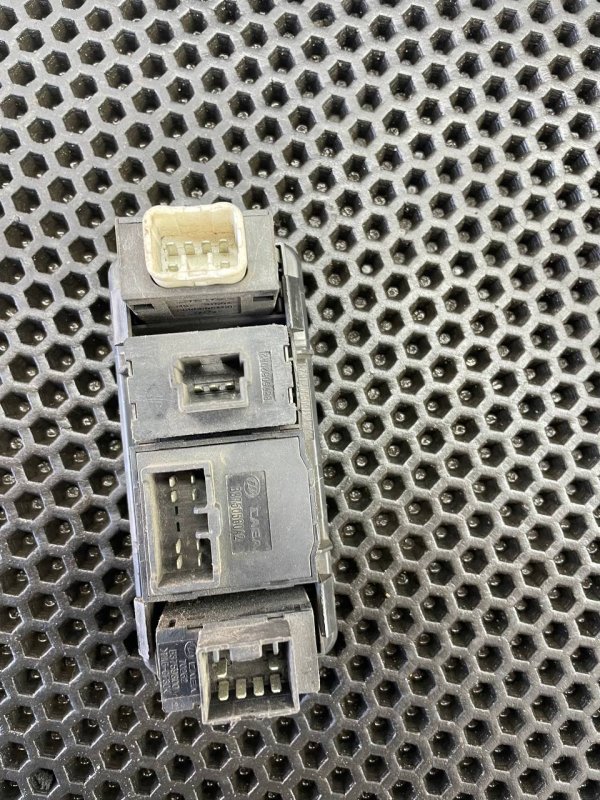 Блок управления зеркалами передний Solano 2012 620 SQR482 Блок управления зеркалами передний Solano 2012 620 SQR482