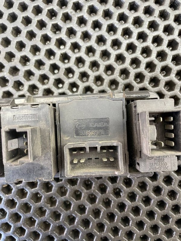 Блок управления зеркалами передний Solano 2012 620 SQR482 Блок управления зеркалами передний Solano 2012 620 SQR482