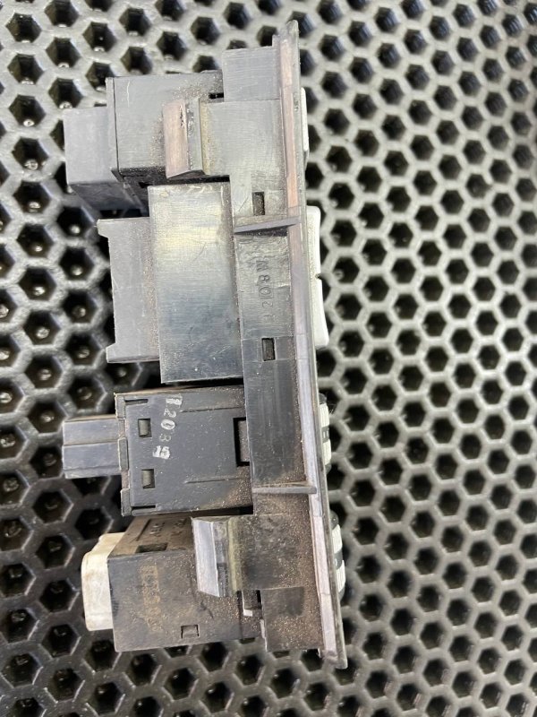 Блок управления зеркалами передний Solano 2012 620 SQR482 Блок управления зеркалами передний Solano 2012 620 SQR482