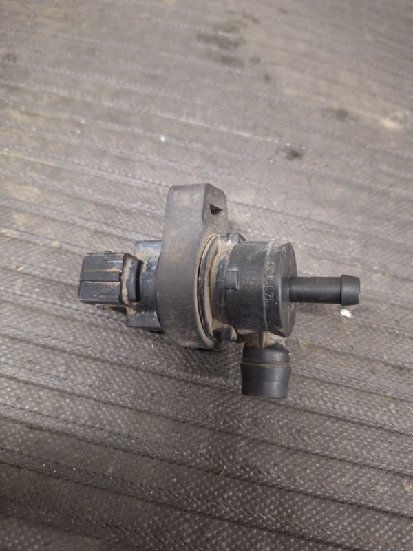 Клапан вентиляции топливного бака Land Rover Range Rover 2004 L322 M62b44 13901433602 Б/У