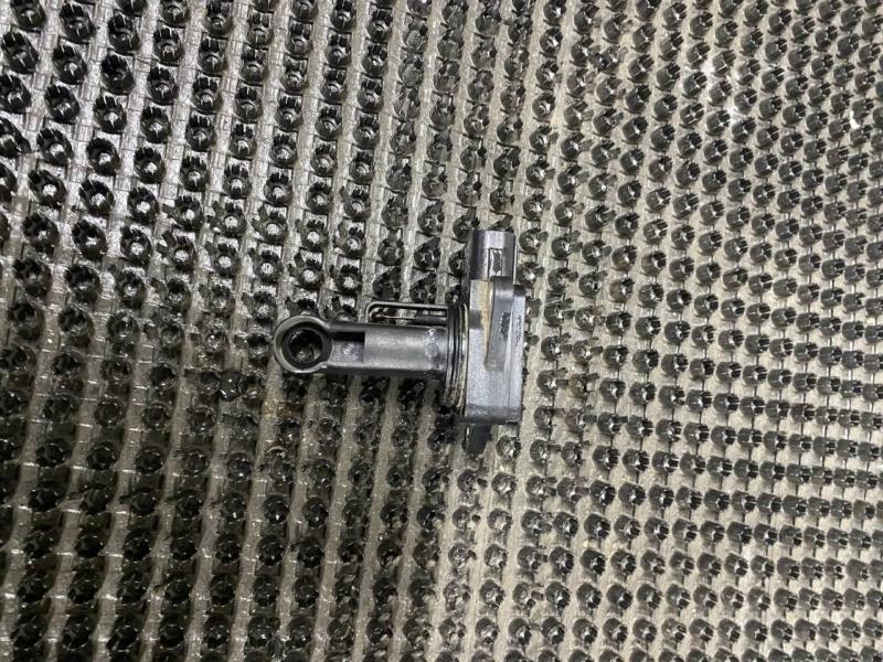 Датчик массового расхода воздуха Toyota Corolla 2002 NZE121 1NZ-FE 2220422010 Б/У