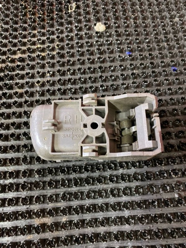 Ручка двери внутренняя правая Nissan Np300 D22 YD25