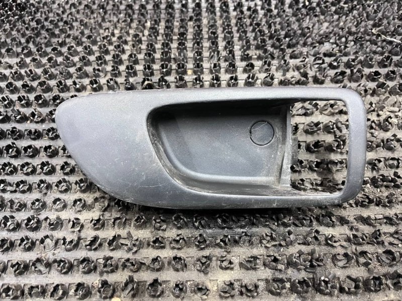 Запчасть накладка внутренней ручки двери передняя правая Mazda Atenza 2002 GGEP LFDE GJ6A59303A Б/У Накладка внутренней ручки двери передняя правая Mazda Atenza 2002 GGEP LFDE GJ6A59303A Б/У