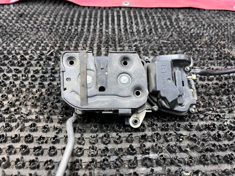 Замок двери левый Mazda Familia BJ5P ZL