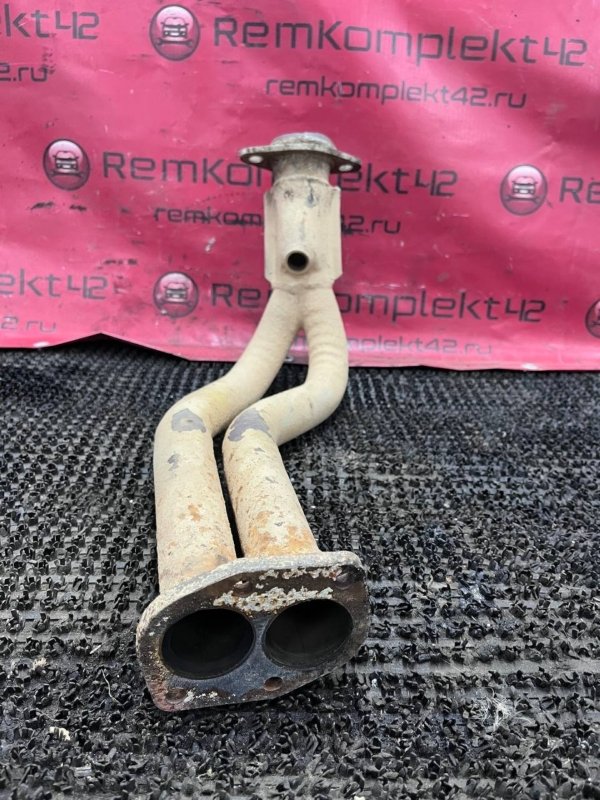 Приемная труба глушителя Лада 2114 2006 2114 BAZ2111 21081203010 Б/У