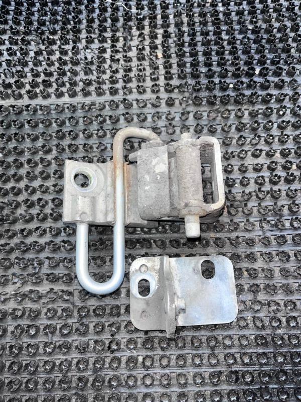 Петля двери передняя правая Passat 1999 3B3 AZL Петля двери передняя правая Passat 1999 3B3 AZL