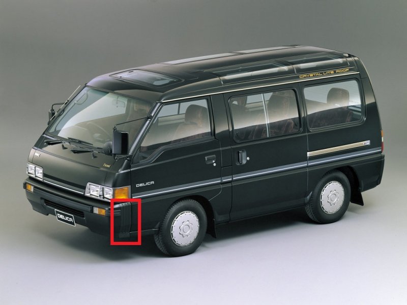 Накладка на бампер Mitsubishi Delica P25 передняя правая (б/у)