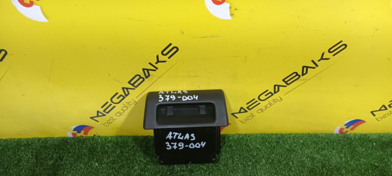 Пепельница Nissan Atlas R8F23 QD32 1999 (б/у)