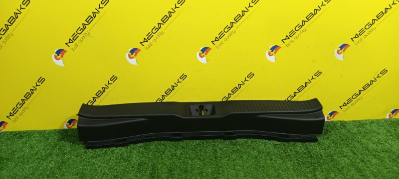 Накладка замка багажника Honda Vezel RV6 2021 (б/у)