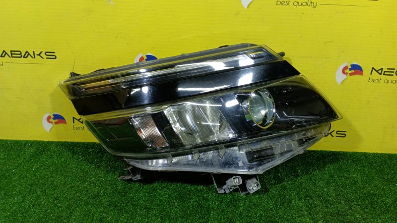Фара Toyota Voxy ZRR80 2015 правая 28-229 (б/у)