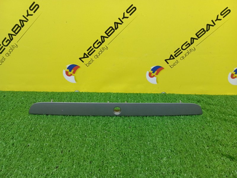 Накладка 5-й двери TOYOTA PRIUS NHW11 1NZ-FXE 2000 (б/у)