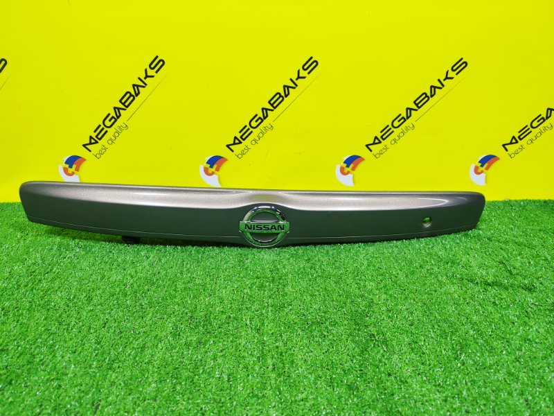 Накладка на багажник NISSAN LATIO N17 HR12DE 2012 (б/у)