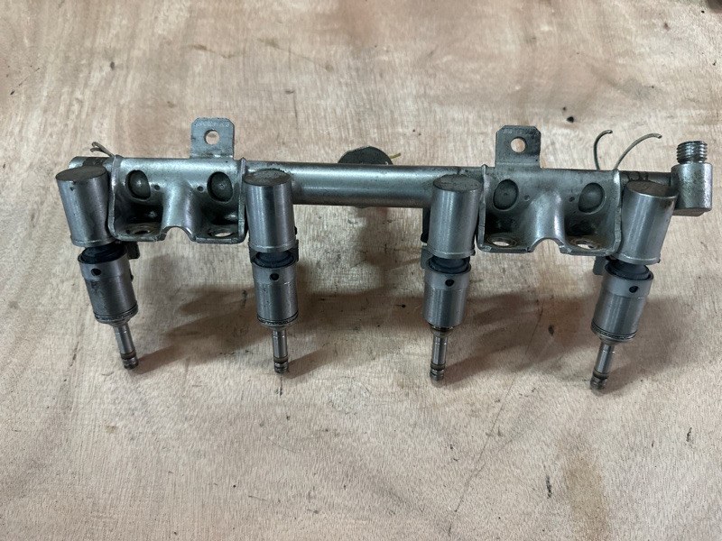 Топливная рейка BMW 1 2013 F20 1.6 N13B16A 13537591623 контрактная