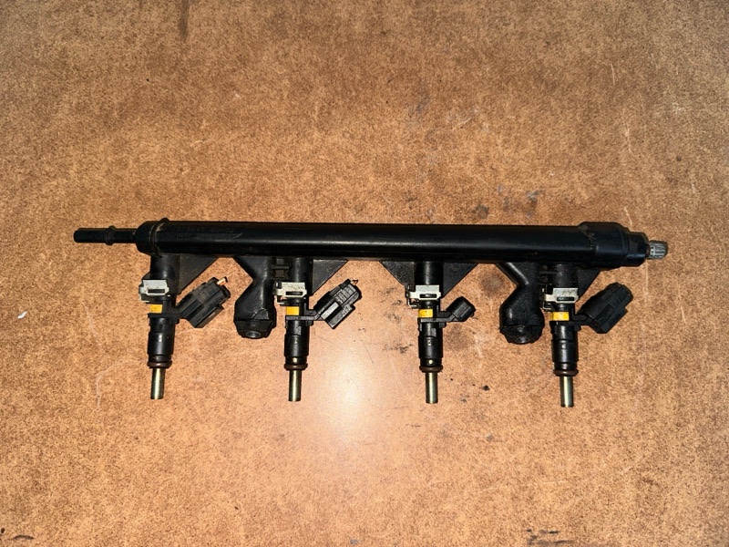 Запчасть топливная рейка Peugeot 308 2012 1.6 EP6 5F01 V757564580 контрактная Топливная рейка Peugeot 308 2012 1.6 EP6 5F01 V757564580 контрактная