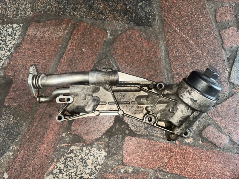 Запчасть теплообменник масляного фильтра Opel Astra 2009 H 1.8 Z18XER контрактная Теплообменник масляного фильтра Opel Astra 2009 H 1.8 Z18XER контрактная