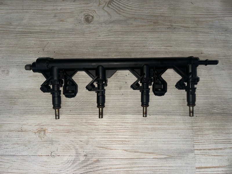 Запчасть топливная рейка Peugeot 308 2009 1.6 5FW контрактная Топливная рейка Peugeot 308 2009 1.6 5FW контрактная