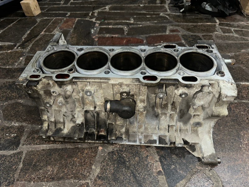 Блок цилиндров XC90 2005 2.5 B5254T2 Блок цилиндров XC90 2005 2.5 B5254T2