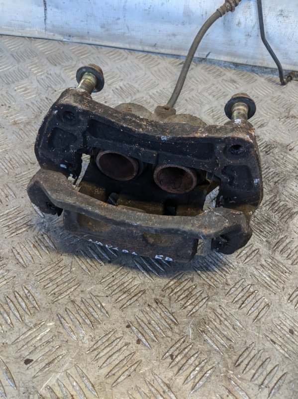 Суппорт тормозной передний правый NAVARA 2007 D40