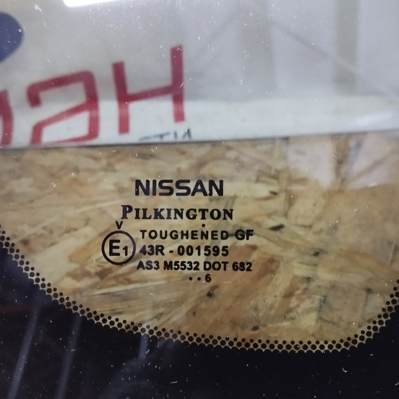 Стекло кузовное глухое правое NISSAN NOTE E11
