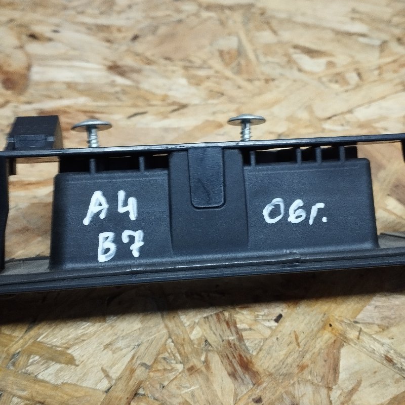 Накладка двери багажника A4 2006 B7