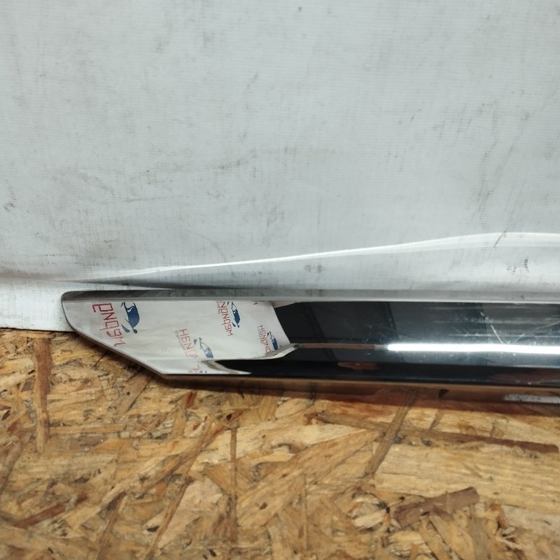 Накладка двери багажника YARIS 2012 XP130