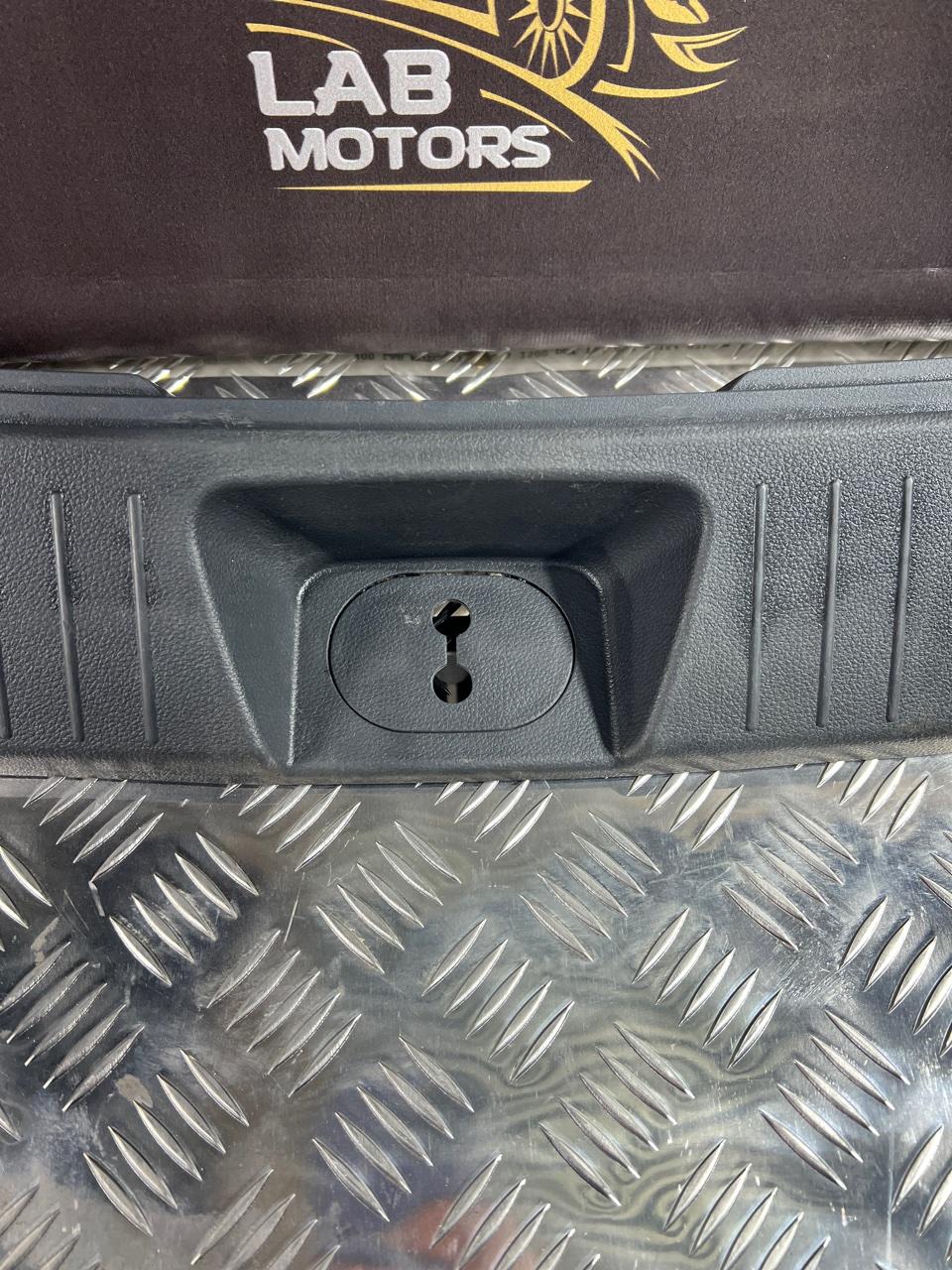 Накладка замка багажника Sportage 2007 KM D4EA Накладка замка багажника Sportage 2007 KM D4EA