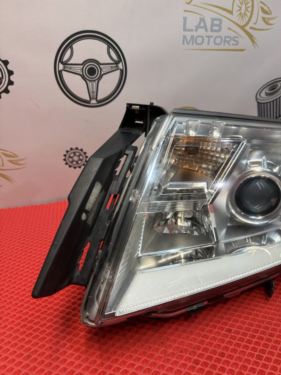 Фара передняя правая SRX4 2009
