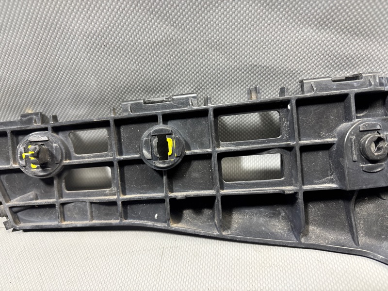 Крепление бампера переднее левое PRIUS ZVW30 2ZRFXE